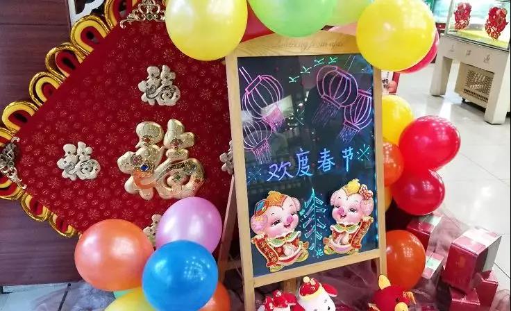 金猪贺岁,福来运转。集团总经理周占琪先生深入生产办公销售一线拜年!-渭河源官方网站